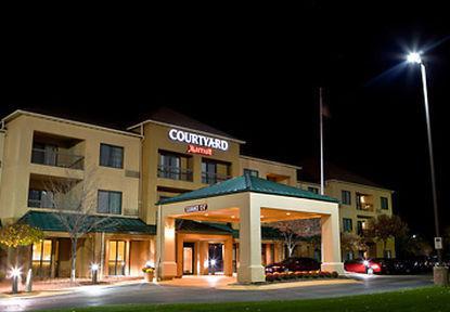Courtyard Akron Fairlawn 2*
